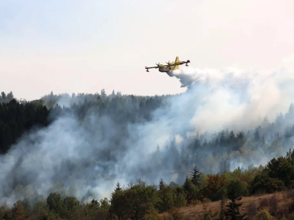 Požar na Proslapskoj planini i dalje nije pod kontrolom, angažirana dva Canadaira