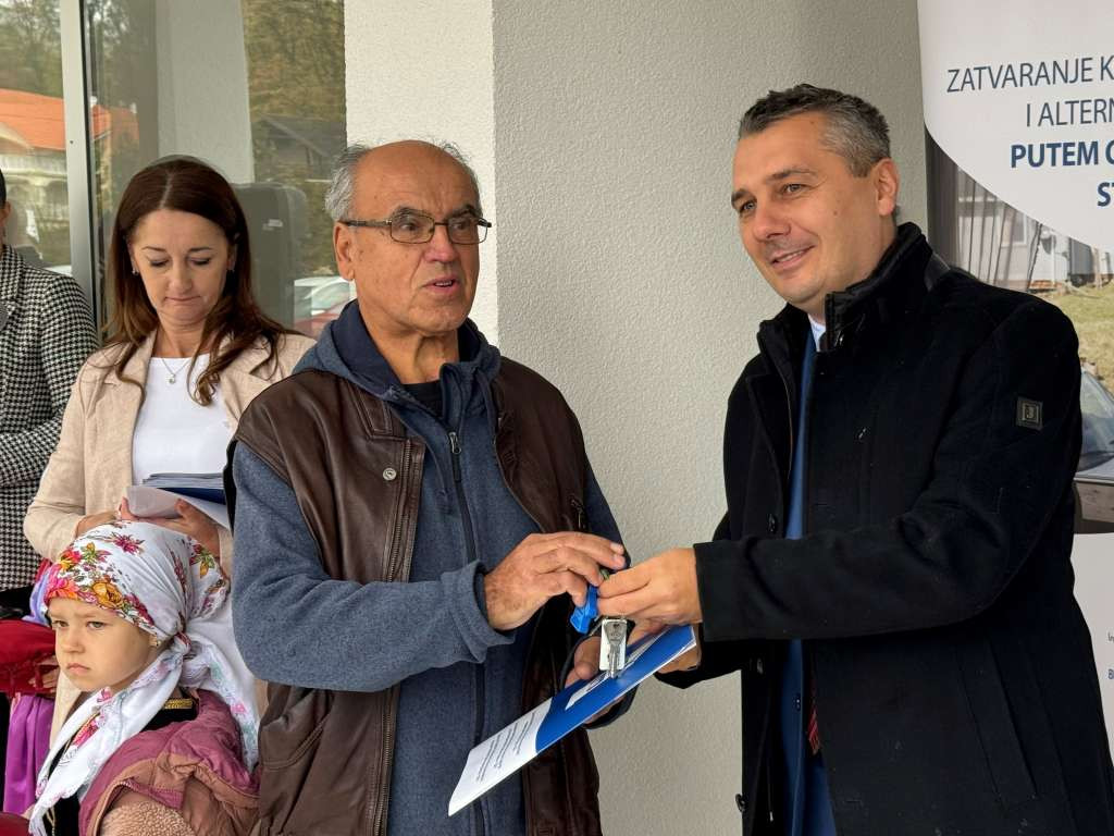 Zatvara se kolektivni centar u Čeliću - Ključeve novih stanova preuzelo 18 porodica
