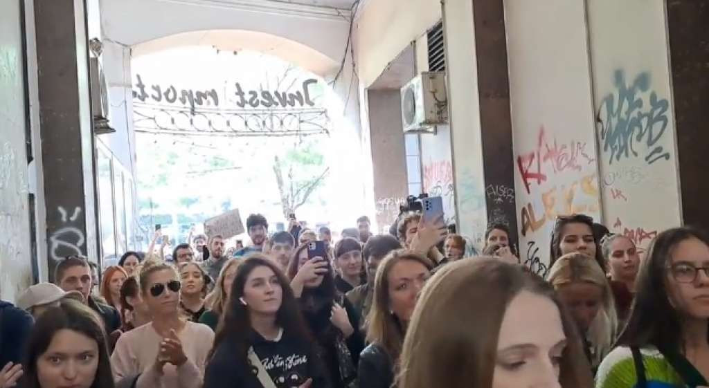 Održan prosvjed u Beogradu ispred dnevnog lista koji je objavio intervju s višestrukim silovateljem