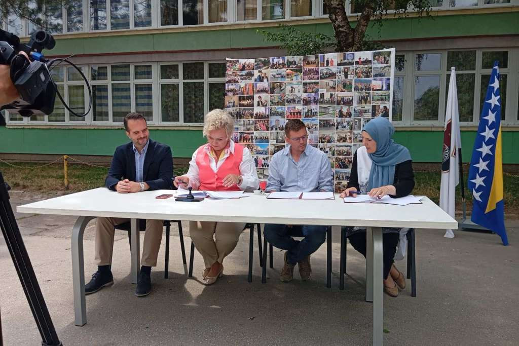 Potpisan ugovor za uređenje školskog dvorišta i sportskog terena OŠ 'Mehmedalija Mak Dizdar'