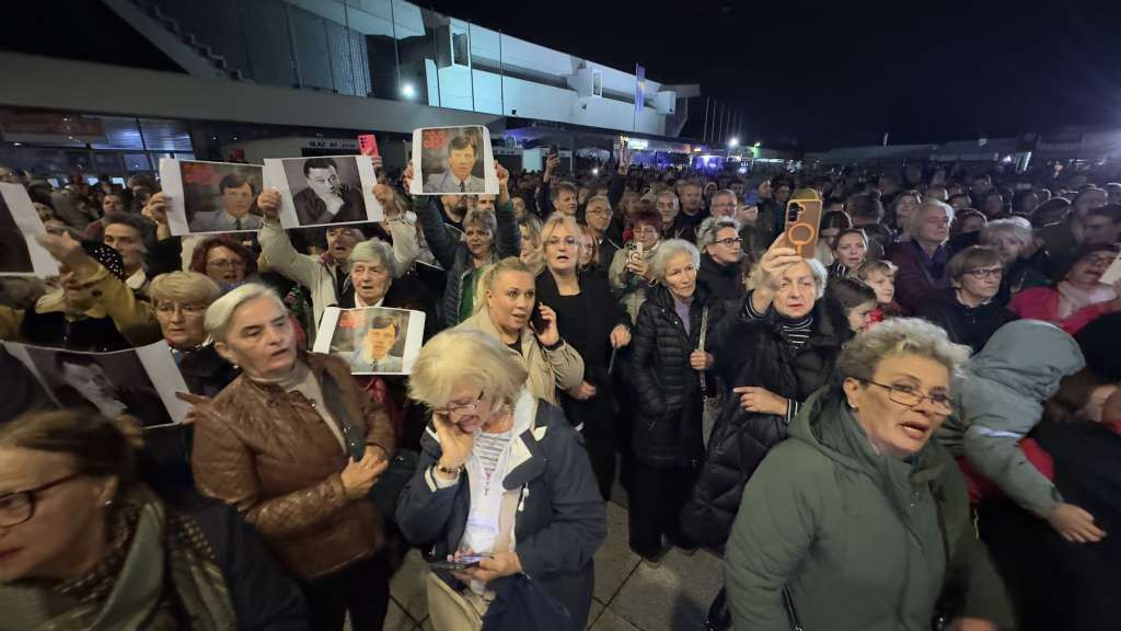 Veliki broj građana okupljanjem u Sarajevu i Tuzli odao počast Halidu Bešliću