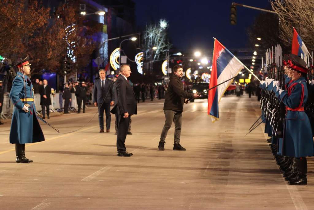 U Banjaluci defileom obilježen neustavni dan RS-a