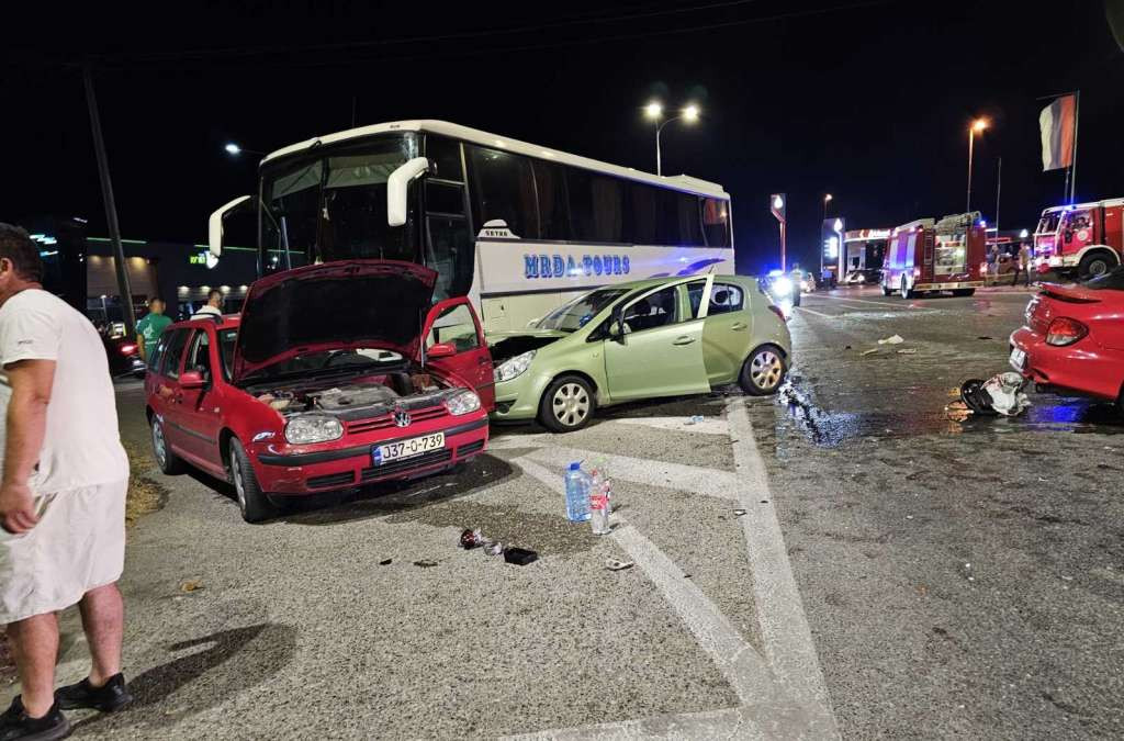 Sudar autobusa i tri vozila kod Kozarca, jedna osoba teže povrijeđeno i pet lakše