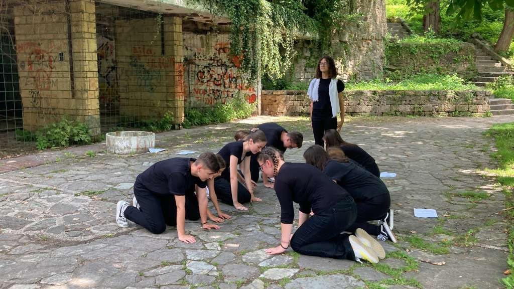 Polaznici Radionice za mlade u Jajcu izveli na tri lokacije performans o Esmi sultaniji