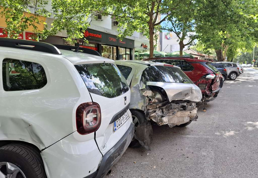 U Mostaru Mercedes udario u šest parkiranih vozila, jedna osoba lakše povrijeđena