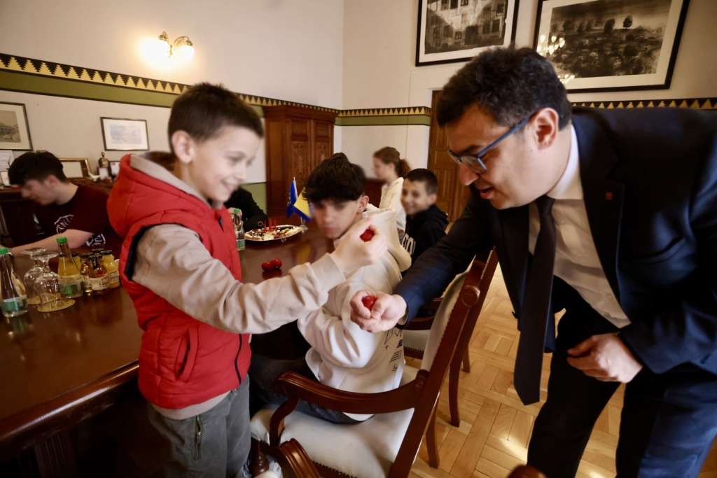 Puharić u Vijećnici ugostio mališane Doma za djecu bez roditeljskog staranja Bjelave