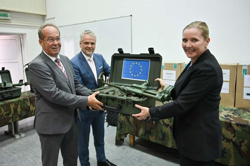 Posjeta ambasadora i vojnih zvaničnika EU okončana donacijom 150 detektora metala OSBiH