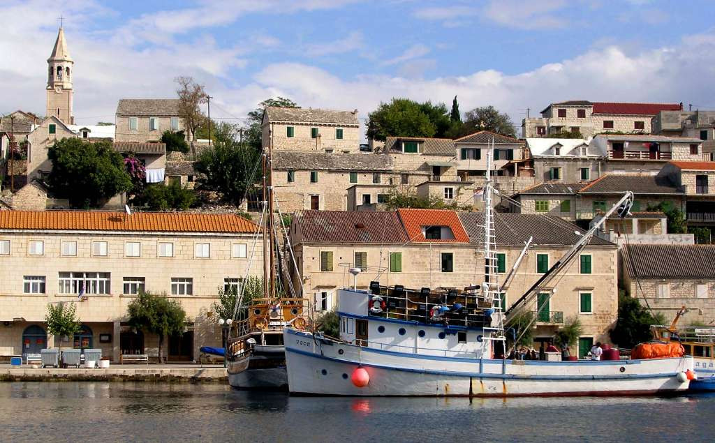 Makedonac na Braču u jednoj noći ukrao četiri automobila