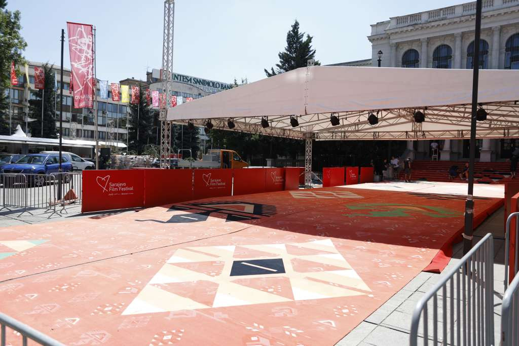Ispred Narodnog pozorišta postavljen crveni tepih uoči skorog otvaranja Sarajevo Film Festivala
