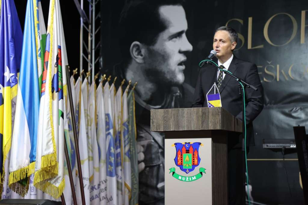 Bećirović u Bužimu: Mi nikada nismo klečali pred onima koji hoće uništiti BiH