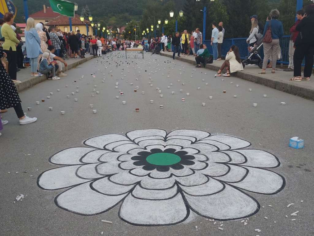 U Goraždu i Ustikolini performans „Nema te na kahvi“ za žrtve genocida u Srebrenici