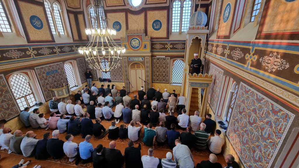 Kurban-bajram u Tuzli - Poruke mira, oprosta i zajedništva uz ponovni bajram-namaz u Šarenoj džamiji