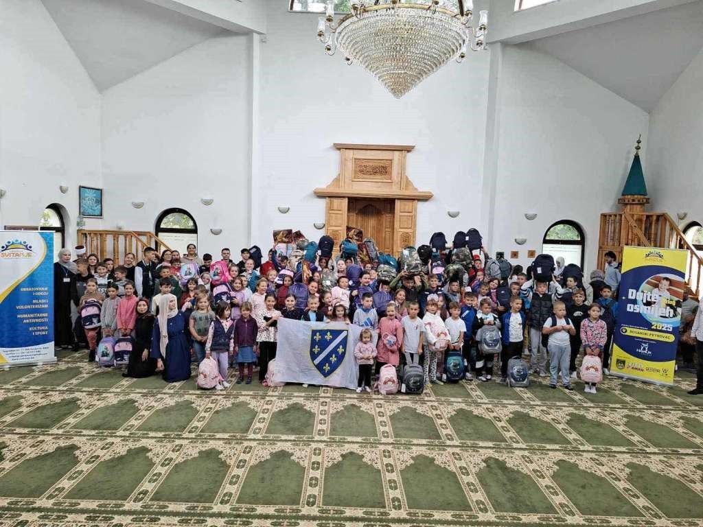 'Svitanje' iz Sarajeva podijelilo ruksake i pribor osnovcima u Bosanskom Petrovcu