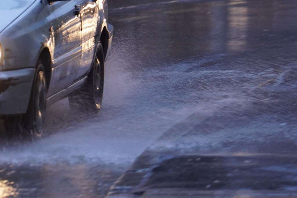 Otežan saobraćaj na većini putnih pravaca zbog obilnih padavina