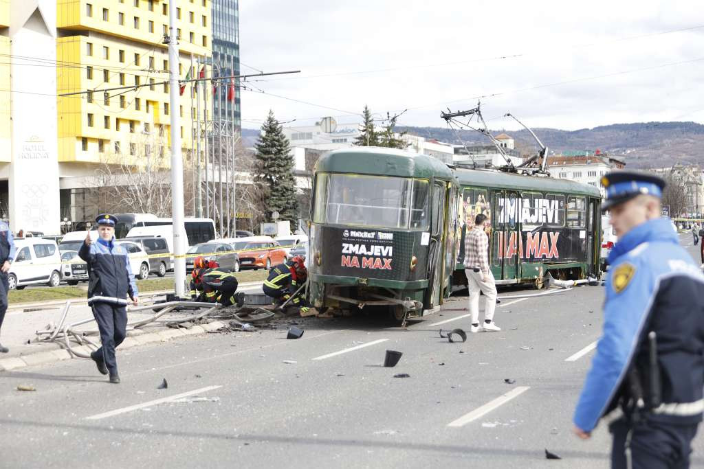 Teška nesreća u Sarajevu: Tramvaj iskočio iz šina