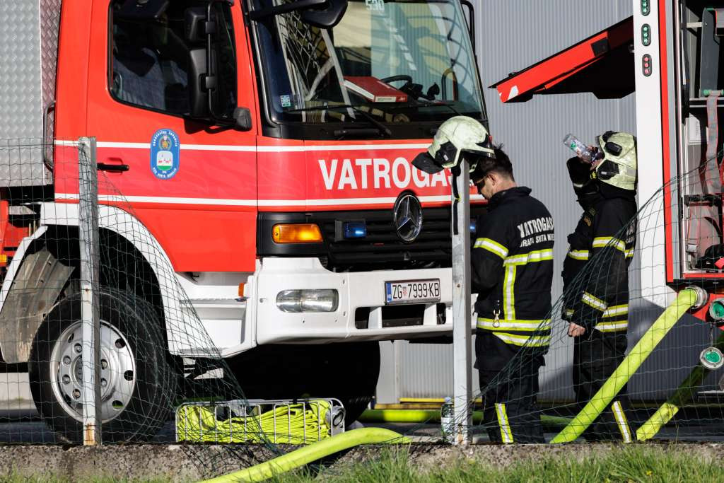Požar u Svetoj Nedelji lokaliziran i pod nadzorom