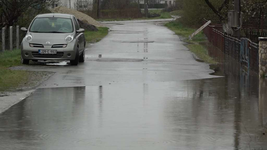 U Prijedoru zbog izlijevanja vode na saobraćajnice obustavljena nastava