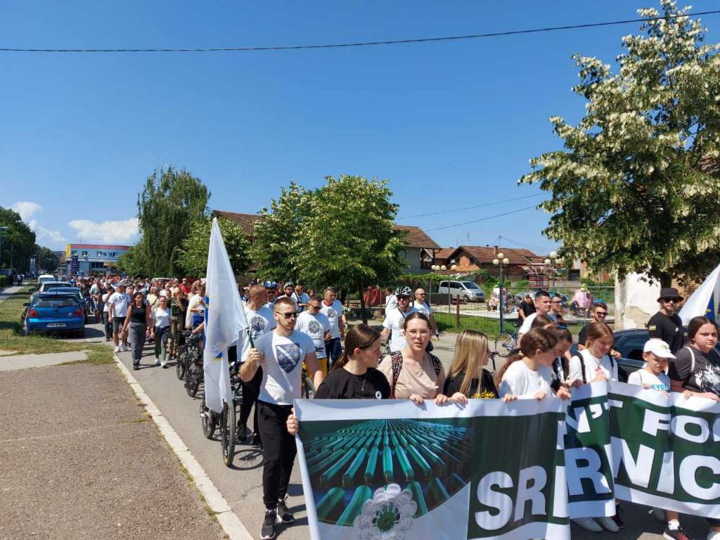 Od Gornjeg Rahića do centra Brčkog uprličen mimohod u čast sjećanja na Srebrenicu