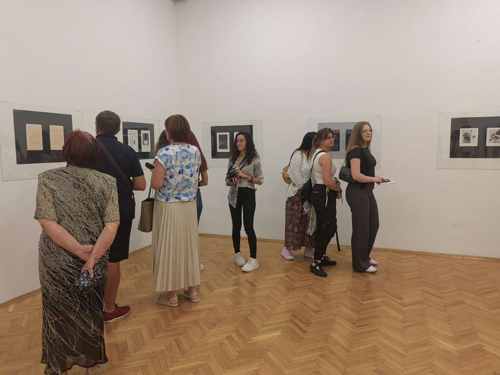 Otvorena izložba radova na papiru 'Prijedor 2024' nastalih na Petom međunarodnom bijenalu   