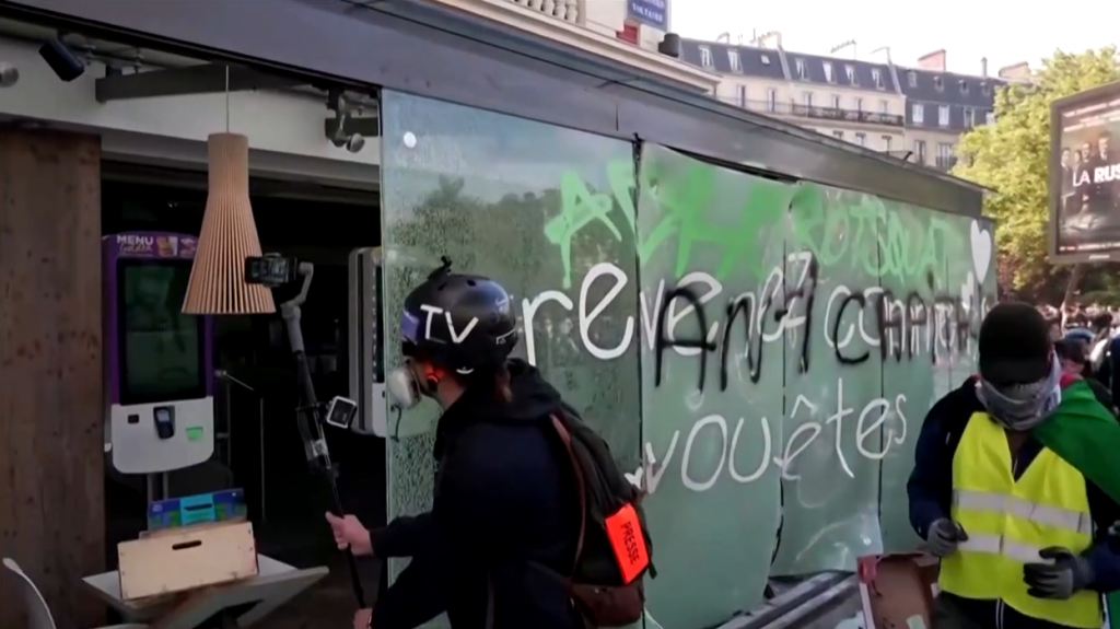 Prvomajski protesti u Parizu obilježeni nasiljem i kritikama Macronu