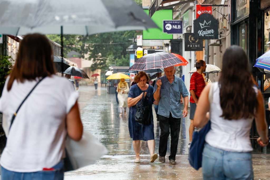 Narednih dana oblačno s kišom, pljuskovima i grmljavinom