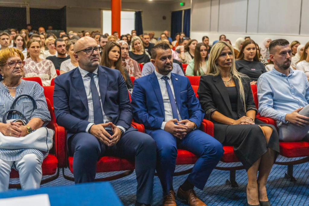 U Bihaću potpisani ugovori o stipendiranju sa 275 studenata