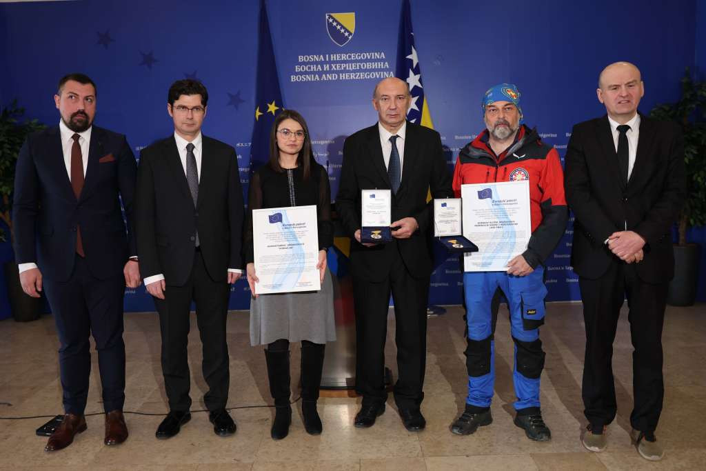 Evropski pokret u BiH uručio priznanja Udruženju Pomozi.ba i GSS-u za pomoć Turskoj i Siriji