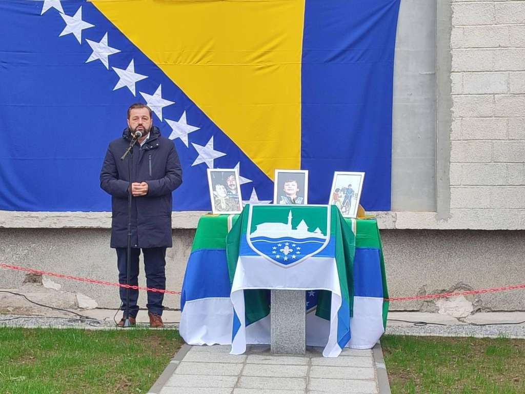 Tri decenije od avionske tragedije u Cazinu otkrivena spomen-ploča ubijenom dječaku