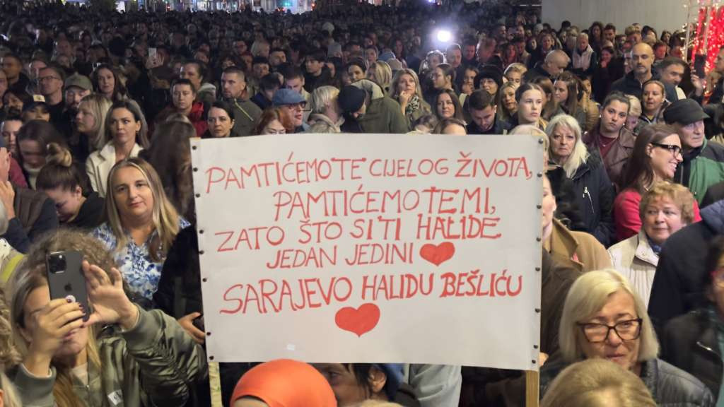 Ispred Doma mladih u Sarajevu brojni građani oprostili se od Halida Bešlića