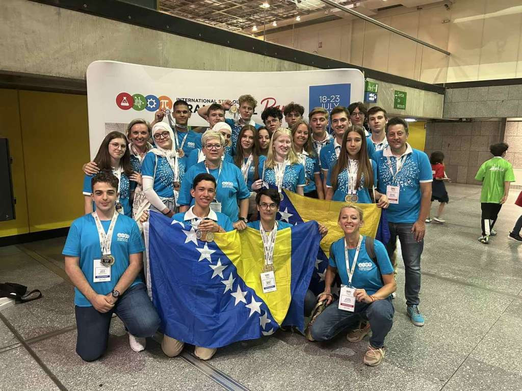 Učenici iz KS osvojili 29 medalja i jednu počasnu medalju na međunarodnoj STEM olimpijadi u Parizu