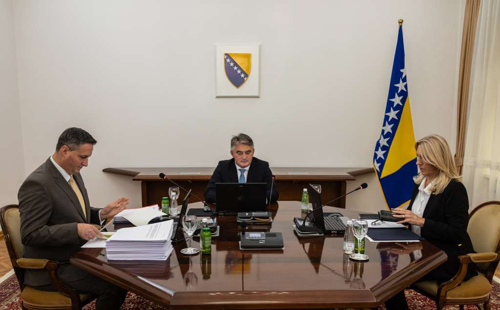 Predsjedništvo BiH donijelo odluku da Komšić pozove papu Franju u zvaničnu posjetu BiH