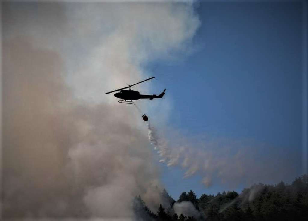 Helikopteri OSBiH u akciji gašenja požara na Tjentištu