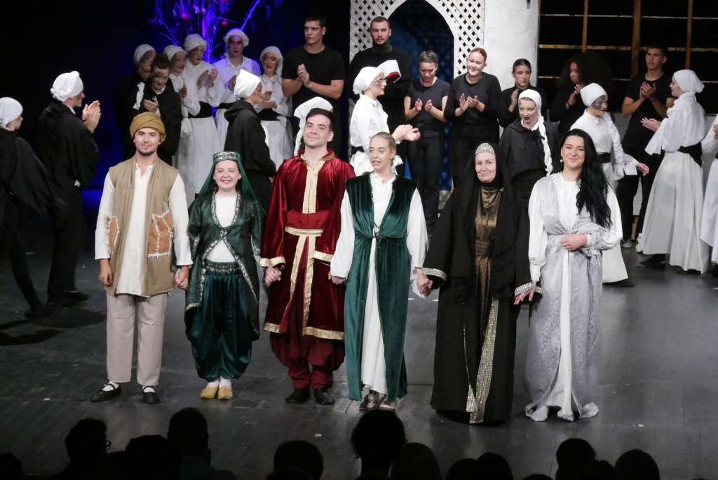 Festival FEDRA: Mnogobrojni ansambl dočarao "Ljubav Omera i Merime"