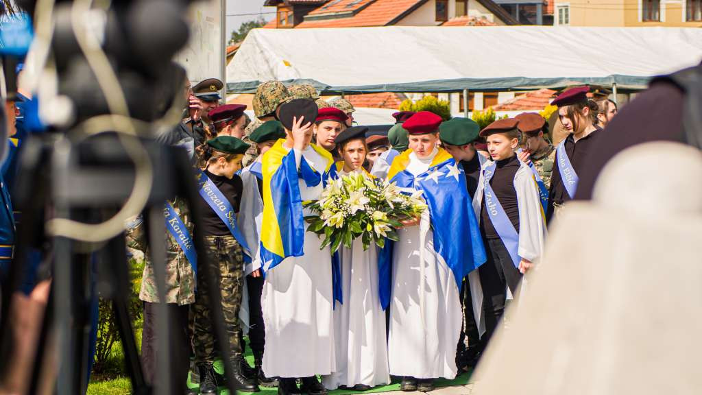 Učenici iz KS-a sa 2. pješadijskim (rendžerskim) pukom OSBiH obilježili Dan Armije RBiH i Dan 2. puka