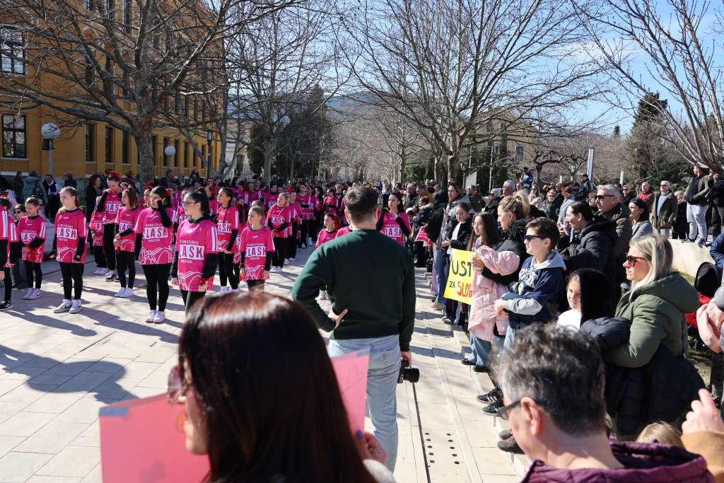 Više stotina sudionica u Mostaru plesom poslalo poruku protiv nasilja nad ženama