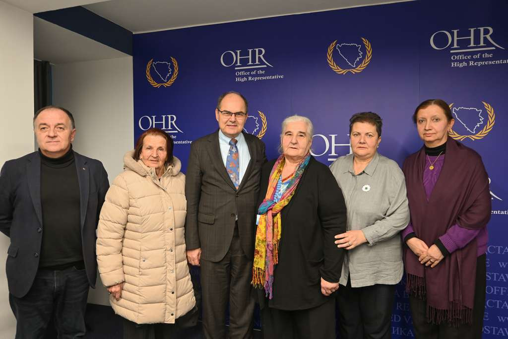 Schmidt se sastao sa majkama enklava Žepa i Srebrenica