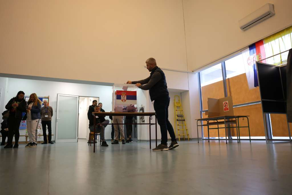 Izbori u Srbiji obilježeni prijavama nepravilnosti i incidentima, izlaznost 51,9 posto