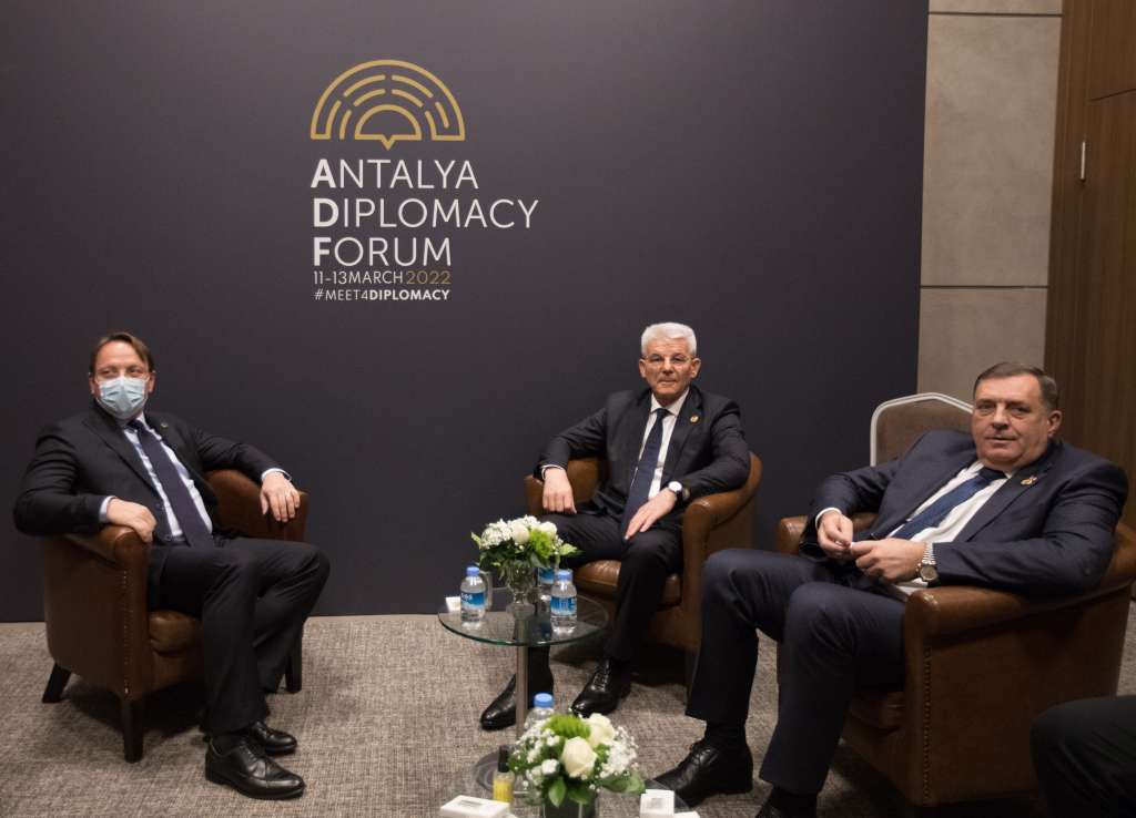 Antalijski forum: Džaferović i Dodik razgovarali s Várhelyjem
