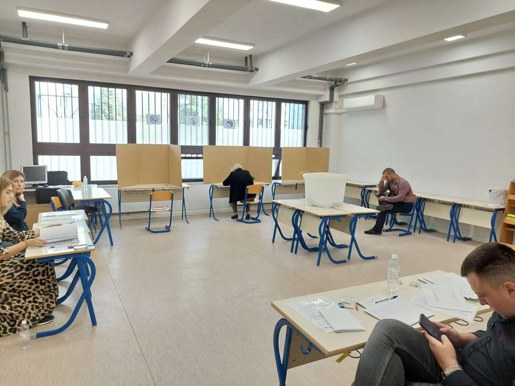 Policajac prilikom glasanja u Banjoj Luci koristio telefon