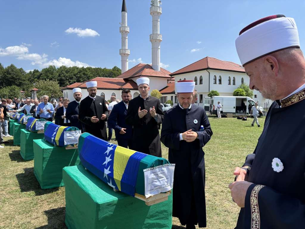 Stotine građana u Kamičanima ispratile još sedam nevinih žrtava iz zločina počinjenih 1992. godine