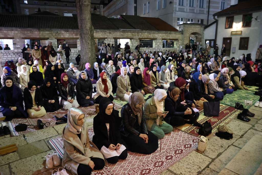 Muslimani klanjali prvu teraviju, džamije u Sarajevu pune vjernika