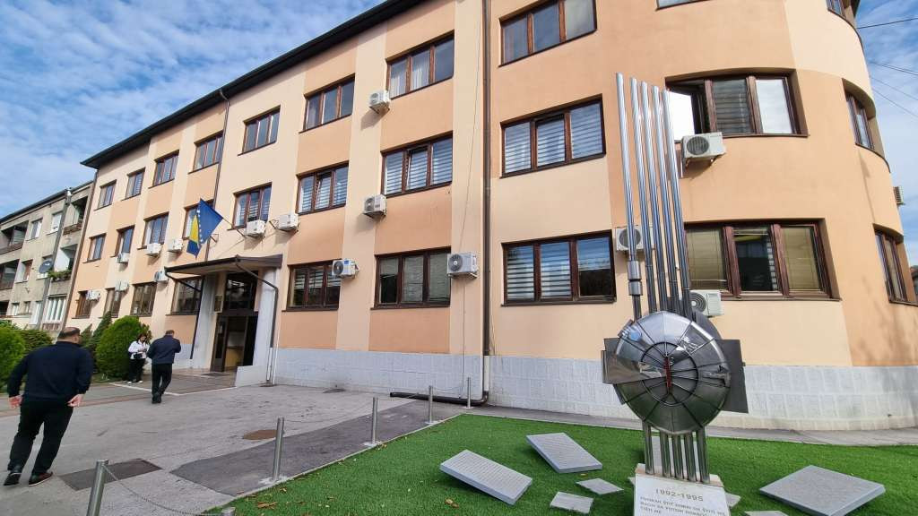 Saobraćajna nezgoda u Krojčici: Povrijeđeni vozač mopeda zadržan na opservaciji u UKC-u Tuzla