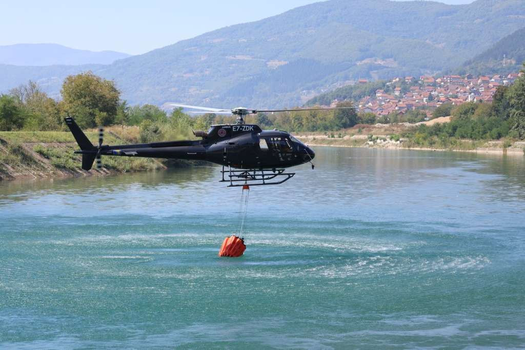 Helikopter KUCZ ZDK angažiran na gašenju požara kod Goražda, vatra još nije pod kontrolom