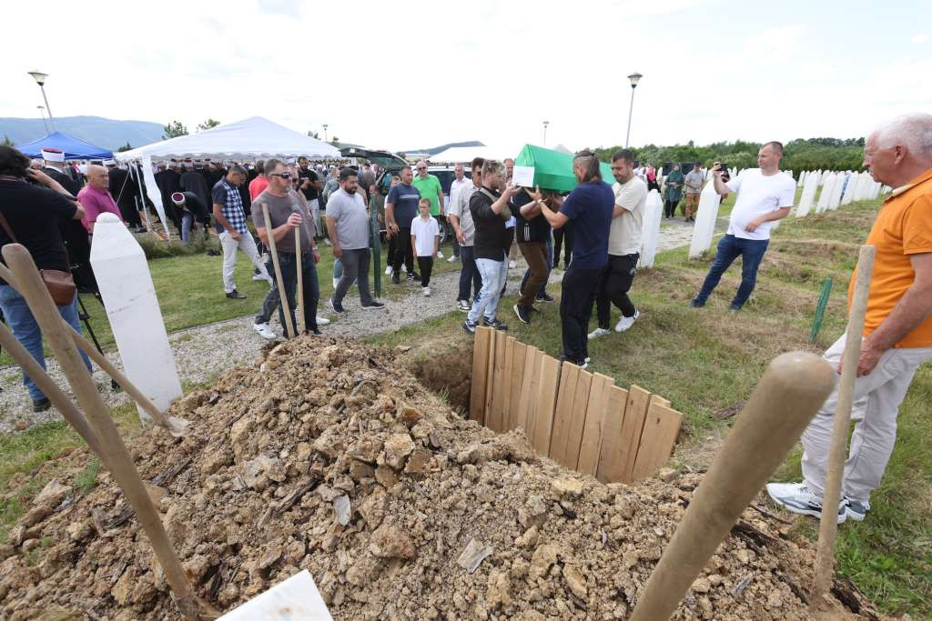 Klanjana dženaza za žrtve zločina u Zvorniku