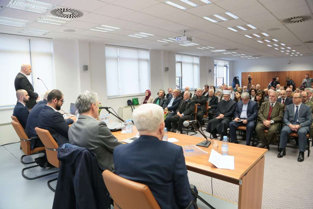 Održan okrugli sto i otvorena izložba o Mehmedu Mujezinoviću i Fejzulahu Hadžibajriću