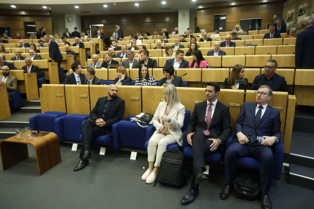 Dnevni red sjednice Predstavničkog doma nije utvrđen, u toku pauza