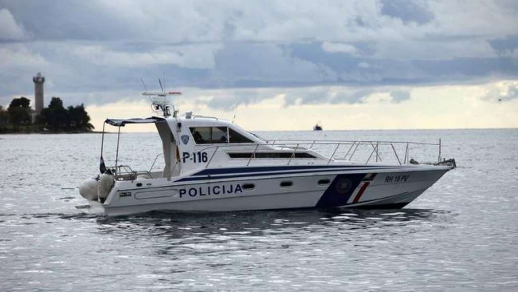 Policija istražuje okolnosti u vezi s brodom nalik vojnom na Brijunima