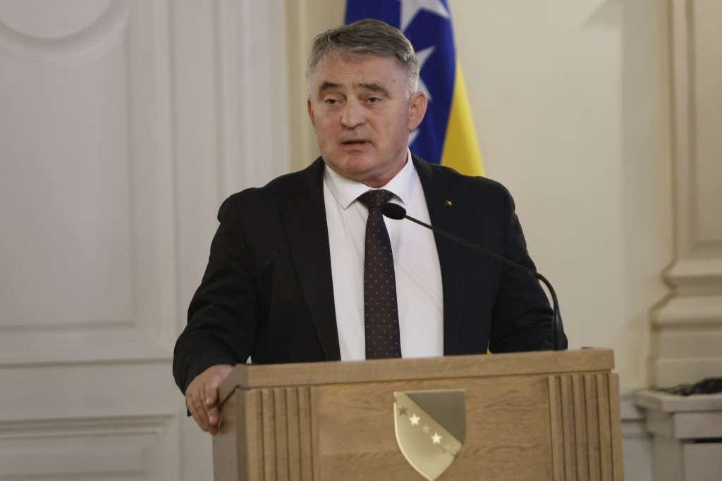 Komšić čestitao Uskrs i Vaskrs