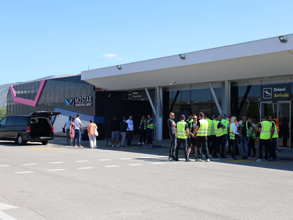 Prvi od 16 rasprodanih charter letova između Bugarske i BiH sletio u Mostar