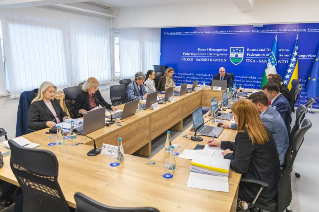 Vlada USK utvrdila osnovicu plata i visinu toplog obroka budžetskih korisnika